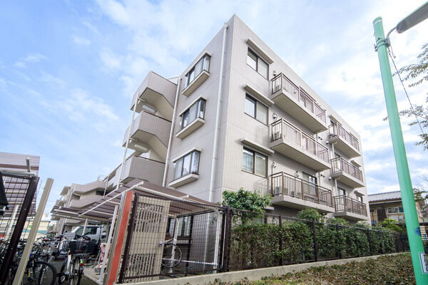 敷地内に設置された37台収容の自転車専用駐輪場。