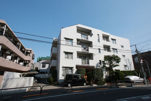 【下北沢パークホームズ】地上4階建て、総戸数16戸の小規模コミュニティ。		