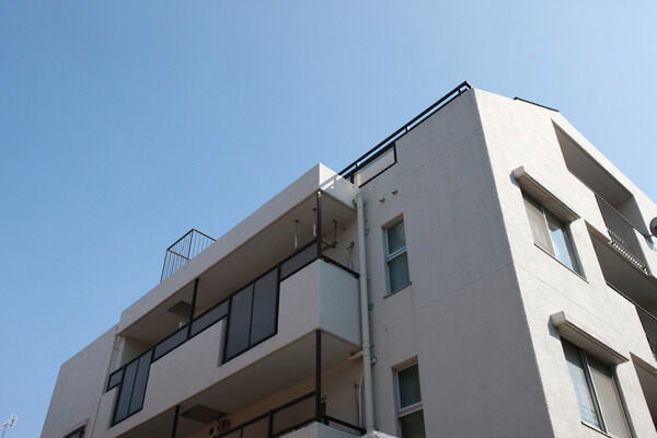 【下北沢パークホームズ】低層住宅専用地域なので日の光を高層ビルで遮られる事なく快適な暮らし。		