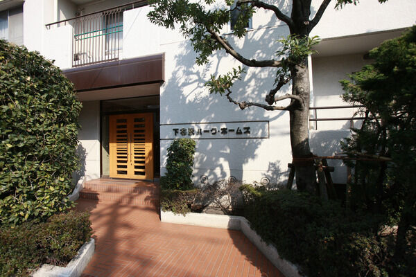 通りから見えないように配慮された風格あるエントランスへ。		