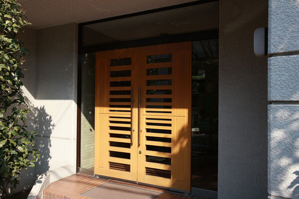 日の光と木のぬくもりが暖かな印象を与えるエントランス。		