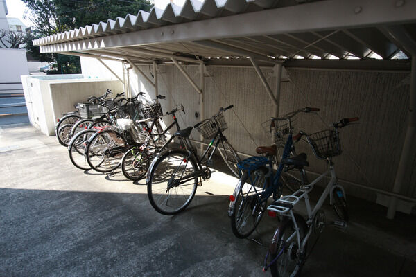 風雨から大切な自転車を守る19台収容の屋根付き駐輪場。		