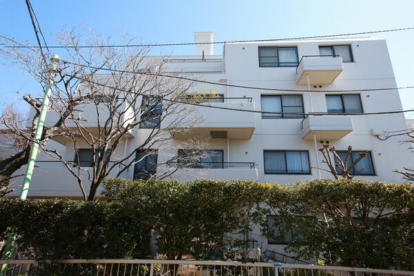 【パークハイム代沢】建物を囲むように植栽を施し、周辺環境との調和を図っています。