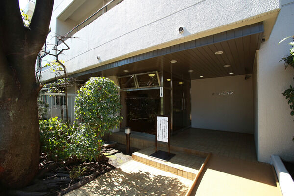 風格溢れるエントランス。レンガと植栽の緑が鮮やかなコントラストを描きます。