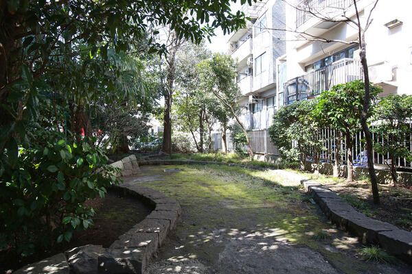 北東面に設けられた緑豊かな小公園が潤いを与えてくれます。