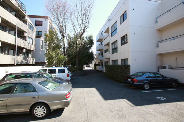 敷地内に9台分の平面駐車場を用意しています。