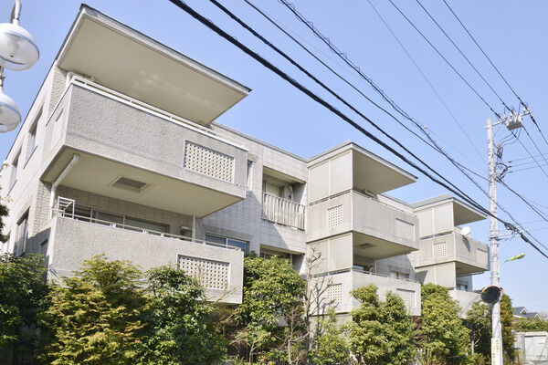 【パークハイム世田谷代田】周辺の閑静な住宅街と調和しながらも、さりげなく個性を主張する外観。		