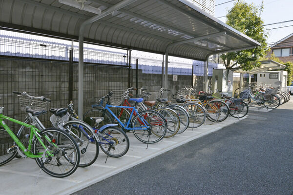 21台収容の駐輪場。9台収容の駐車場を敷地内に設置。