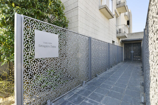 エントランスアプローチの壁には瀟洒なデザインを採用。