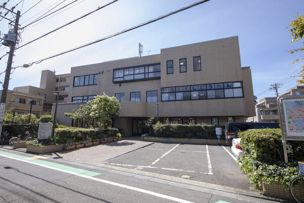 世田谷区立弦巻区民センター　約30m