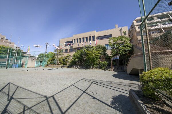 世田谷区立弦巻区民センター　約30m