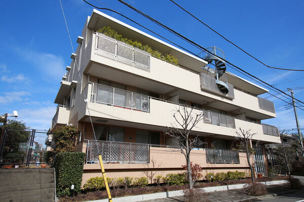 【パークハイム弦巻ラクールベール】1階と2.3階に採用した異なる色彩と仕様のタイルが表情に変化をつけます。 【パークハイム弦巻ラクールベール】1階と2.3階に採用した異なる色彩と仕様のタイルが表情に変化をつけます。