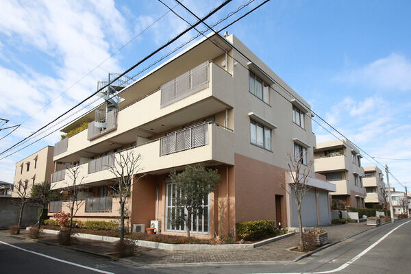 【パークハイム弦巻ラクールベール】ワイドフロンテージの住戸や角住戸を取り入れた、変化に富んだ建物構成。