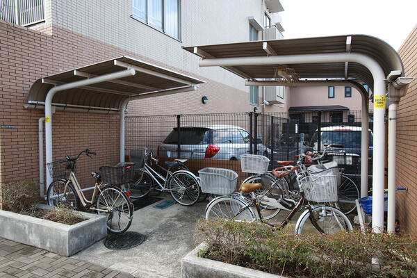 屋根付きの自転車置場を設置。都会での移動に重宝します。