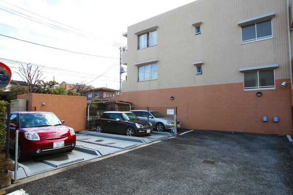 駐車場は敷地内に100％完備しています。