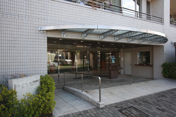 ガラス張りのエントランスから見えるのは、四季の表情が美しいコート（中庭）。