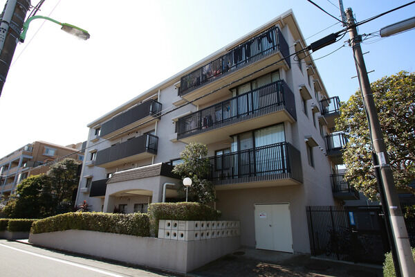 【パークハイム弦巻】通風・採光に配慮して各住戸の開口部を大きくとった設計です。