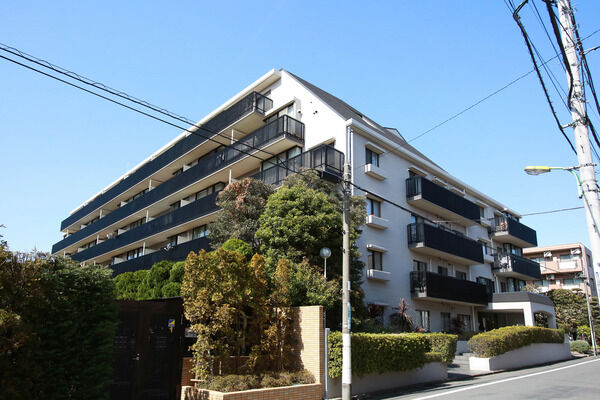 【パークハイム弦巻】落ち着いた街並みに、デザイン性の高い勾配屋根が調和しています。