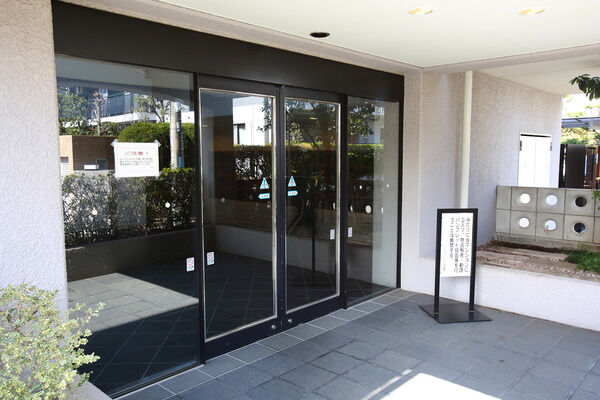 吹抜のエントランスがゆとりある住空間を演出します。