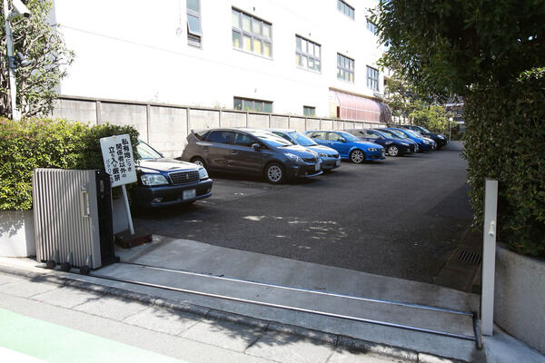 16台収容の駐車場。