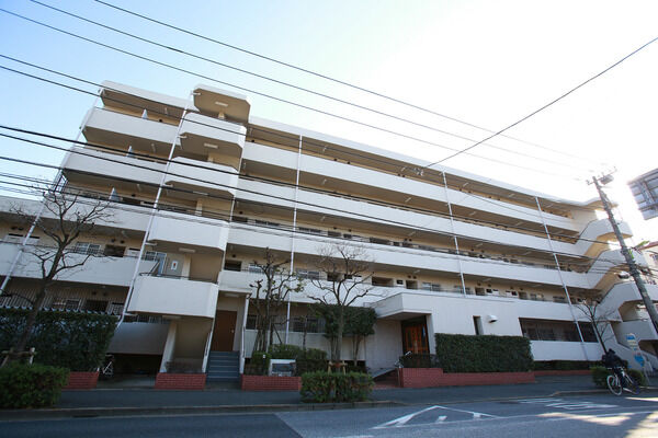 【パークハイム桜新町】地上5階建て。1部が2・3階建ての変化に富んだフォルムです。