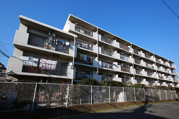 【パークハイム桜新町】豊かな植栽に加え敷地東側には小公園を設置。お子様の遊び場や、語らいの場に。