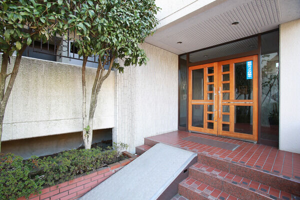 エントランスの階段脇にはスロープを設置。荷物の運搬などにも便利です。