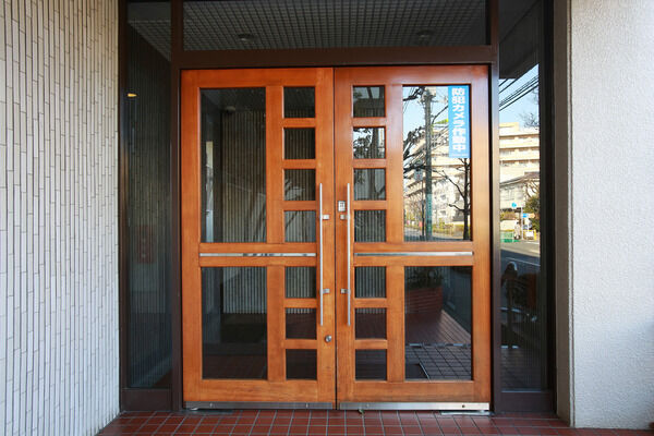 エントランスはオートロックシステム採用。防犯カメラでセキュリティを高めています。