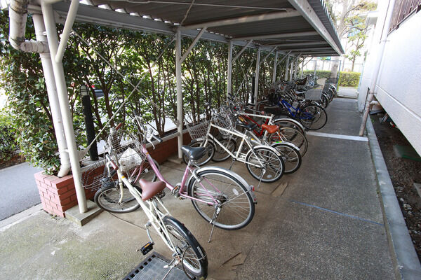 屋根付きの駐輪場。緑豊かな植栽が外部からの視線を遮ります。