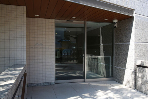 エントランスの床面にも味わい深いタイルを取り入れています。