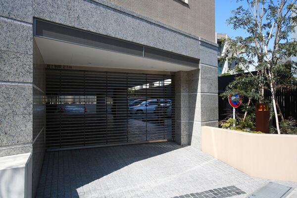 19台分を備えた駐車場は入口にも風格が漂います。 19台分を備えた駐車場は入口にも風格が漂います。