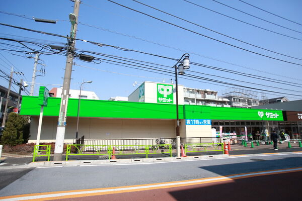 「サミット弦巻通り店」は、約180m（徒歩3分）。