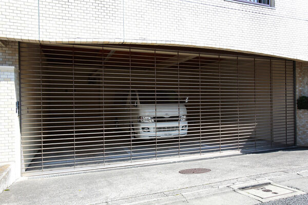 駐車場は屋内、屋外に8台分を用意。自転車置き場もあります。		