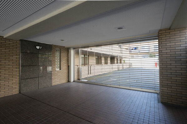 セキュリティに配慮したシャッターは、リモコンの遠隔操作で自動開閉できます。 セキュリティに配慮したシャッターは、リモコンの遠隔操作で自動開閉できます。