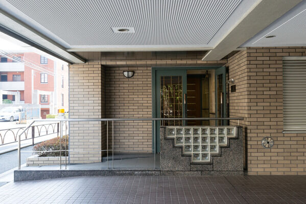 車の出入り時にはセンサーが感知してフリッカーランプが警告します。 車の出入り時にはセンサーが感知してフリッカーランプが警告します。