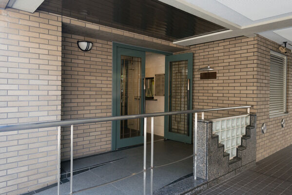 歩車分離のエントランスで安全を確保しています。 歩車分離のエントランスで安全を確保しています。