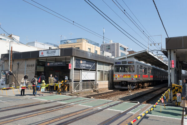 商店街のある東急大井町線「尾山台」駅へは徒歩13分。 商店街のある東急大井町線「尾山台」駅へは徒歩13分。