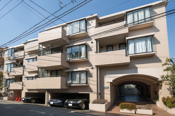 【等々力七丁目パークホームズ】建物のほぼ中央には光と風の通り抜ける“ライトコート”を設計。 【等々力七丁目パークホームズ】建物のほぼ中央には光と風の通り抜ける“ライトコート”を設計。