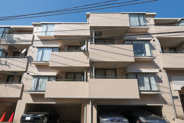 【等々力七丁目パークホームズ】プライバシーに配慮し、建物内は3ヶ所に階段を設置しています。 【等々力七丁目パークホームズ】プライバシーに配慮し、建物内は3ヶ所に階段を設置しています。