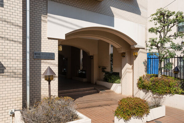 アーチを描く外装にラグジュアリーな雰囲気が漂います。