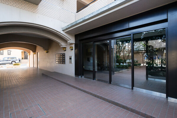 ゆったりとしたアプローチが開放感あるエントランスは、オートロックシステムを採用。