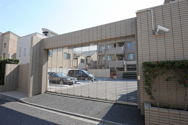 エントランスと駐車場は分離。ゲートシャッターで開閉します。		