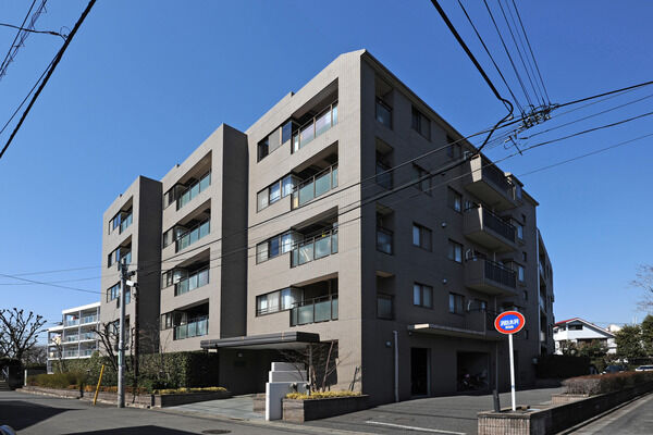 【上野毛南パークホームズ】各住戸の採光性と通風性を高めるために角住戸を多く採用しています。		