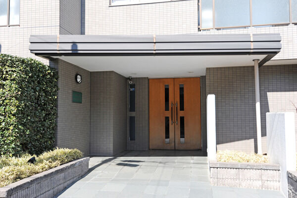 床は御影石で仕上げ、重厚な印象のエントランスになっています。