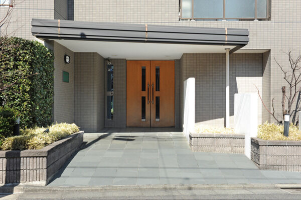 人車分離のアプローチを採用し安全面にも配慮されたアプローチ。