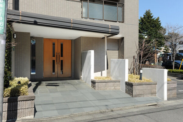 留守中でも受け取りOK「宅配ロッカー」をエントランスに設置。