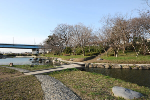 都市の喧噪を忘れさせてくれる多摩川の川辺まで約100m（徒歩1分）。		