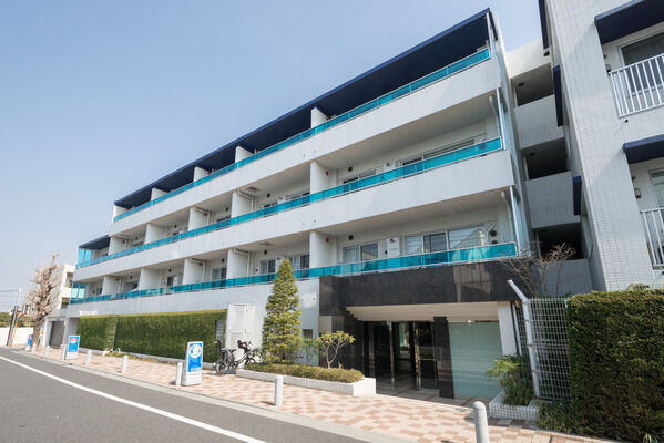 【パークホームズ三軒茶屋シエル・クール】陶器のような白い壁と、コバルトブルーの庇が美しいコントラストを描きます 【パークホームズ三軒茶屋シエル・クール】陶器のような白い壁と、コバルトブルーの庇が美しいコントラストを描きます