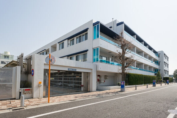 【パークホームズ三軒茶屋シエル・クール】ロの字型に配棟した住まいの中心には中庭が。自然の潤いを与えてくれます。 【パークホームズ三軒茶屋シエル・クール】ロの字型に配棟した住まいの中心には中庭が。自然の潤いを与えてくれます。