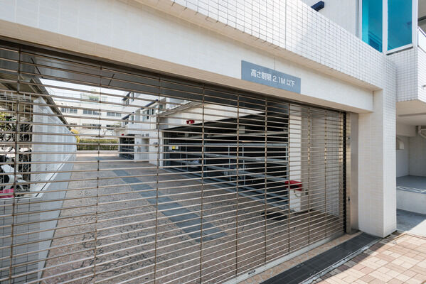 駐車場の出入り口には、リモコン式の電動リングシャッターを設置。		